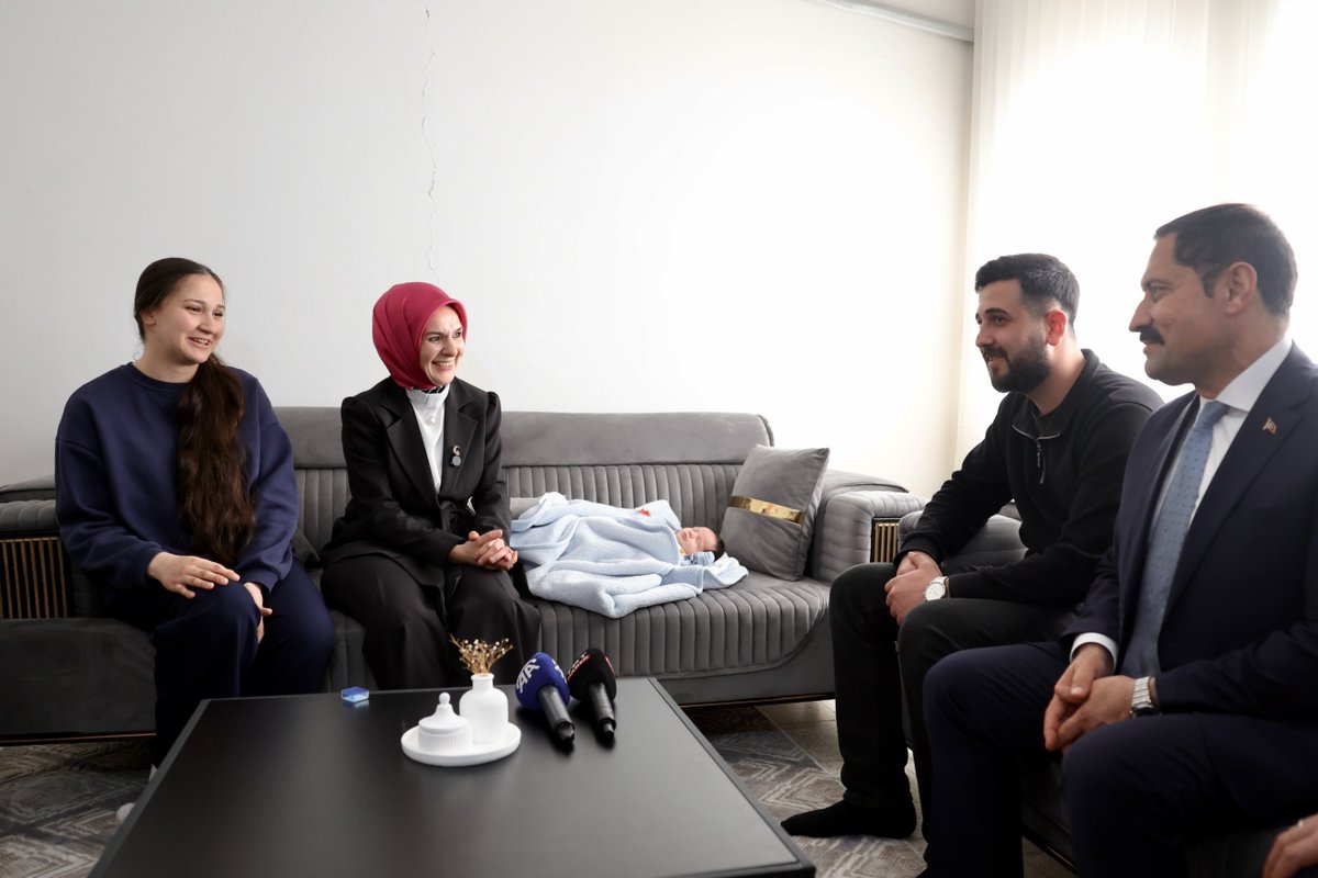 Aile ve Gençlik Fonu kapsamında Evlenecek Gençlerin Desteklenmesi Projesinden yararlanarak yuva kuran Emrullah-Feride EMEN çiftimizin İskenderun’daki evlerine misafir olduk. Güzel evlatları Mehmet Yiğit için göz aydınlığı diledik.

Gençlerimizin mutluluğunu paylaşmak, gelecek