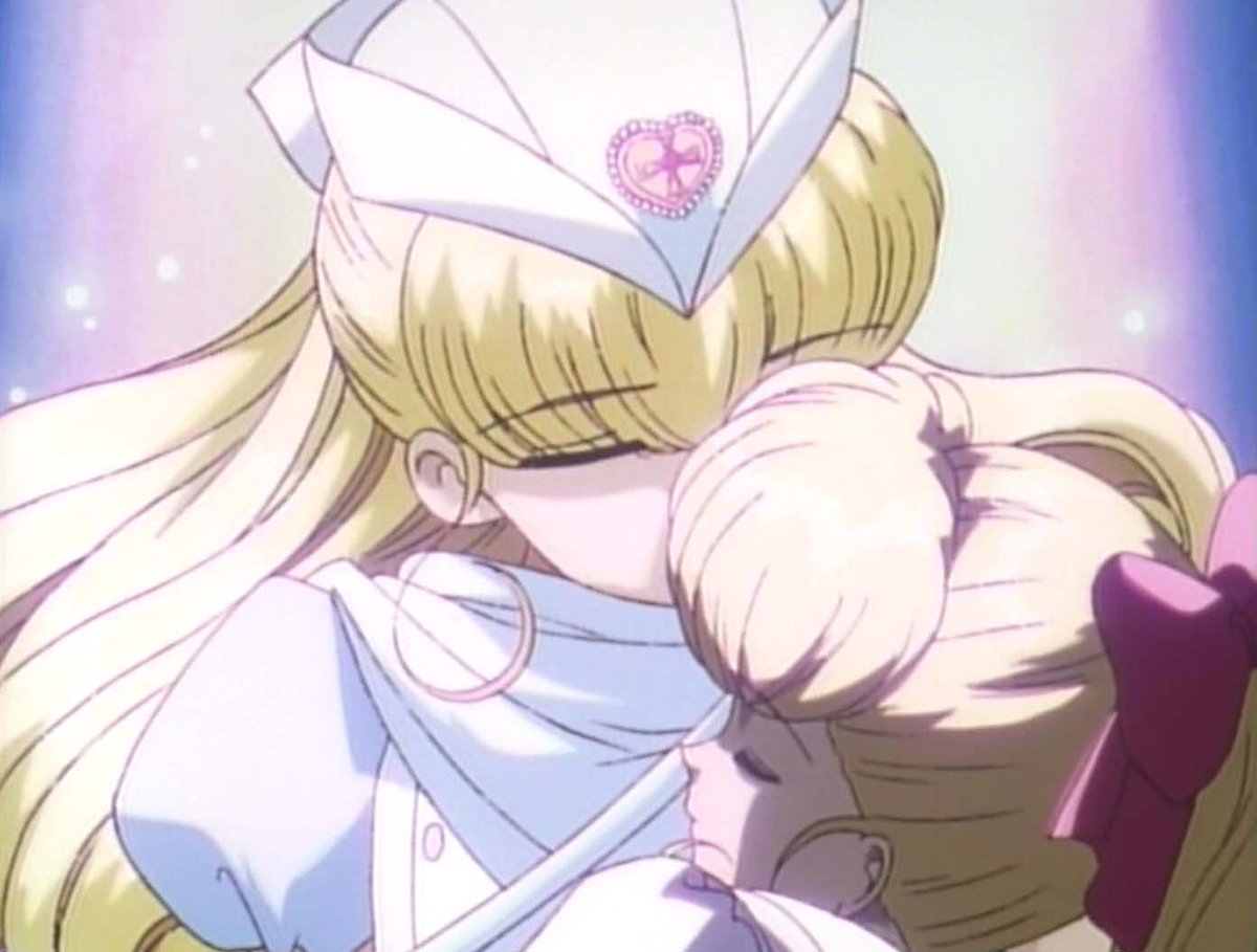 Agenda010's tweet image. 3月8日はりりか最終回放送日（1996）③死にたくないと泣いた少女が大切な人たちのために残酷なほど静かに死を受け入れる。誕生日の夜最後の変身、もう倒すべき敵すらいない。悲痛な声で止める周囲に穏やかな微笑みを返し、光に消えゆく姿はピエタの聖母子像を思わせた。 #ナースエンジェルりりかSOS