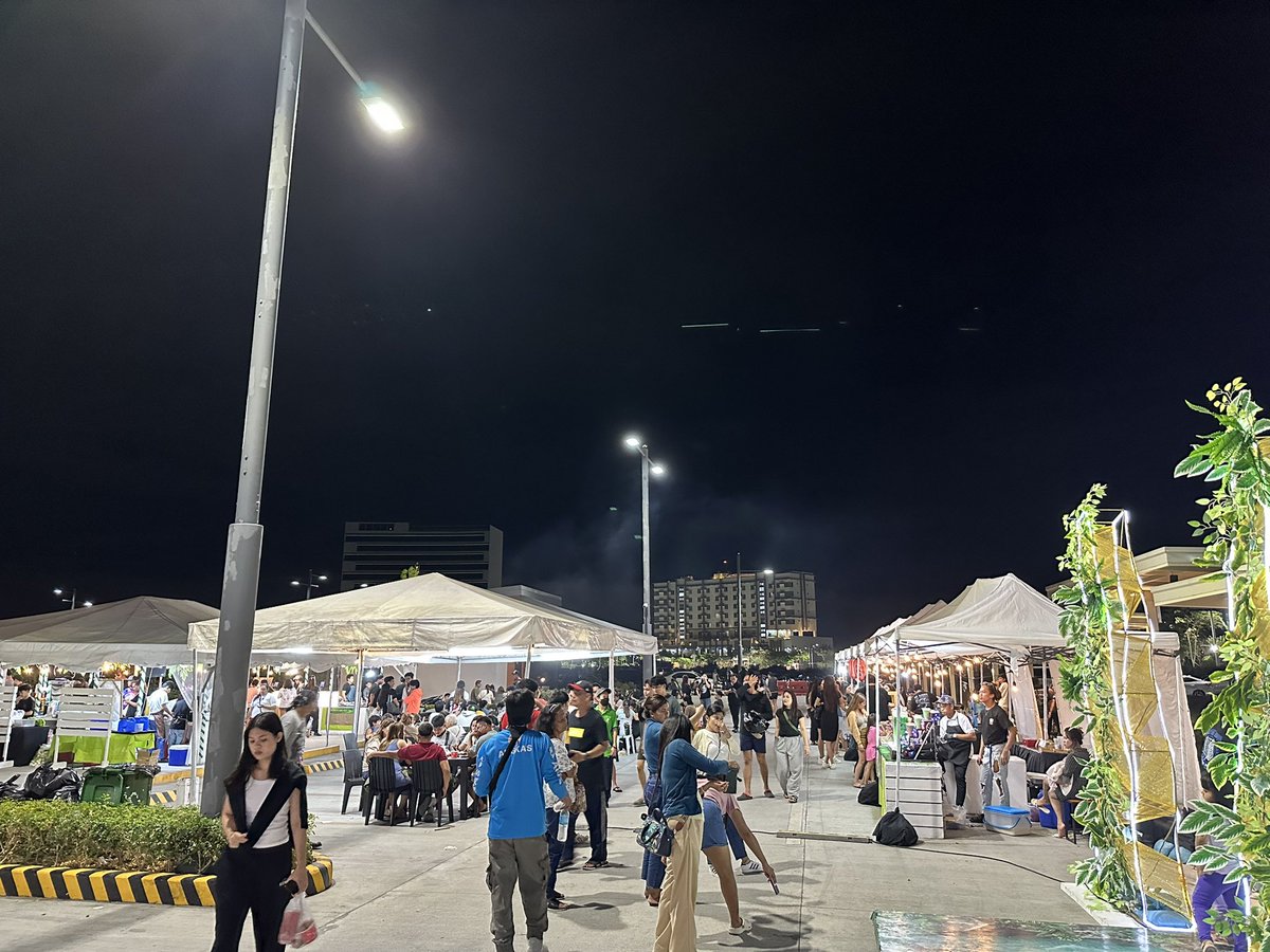 Jacob_338's tweet image. 今日は前から気になっていたエリア、Maple Groveで食べ歩きをしました。金曜日の夜だからか、遅い時間ですが沢山の人がいました。そしてセブのITParkを思い出しました。

#Maplegrove