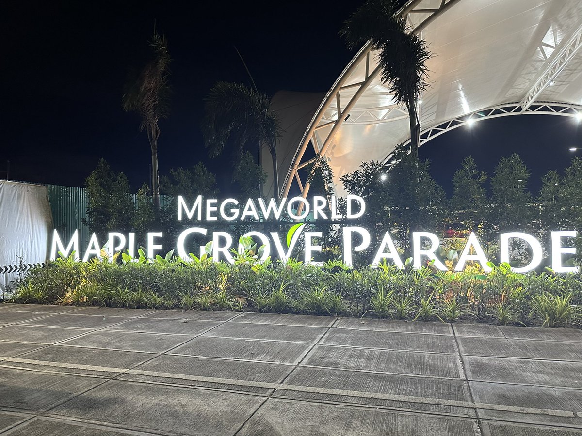 Jacob_338's tweet image. 今日は前から気になっていたエリア、Maple Groveで食べ歩きをしました。金曜日の夜だからか、遅い時間ですが沢山の人がいました。そしてセブのITParkを思い出しました。

#Maplegrove