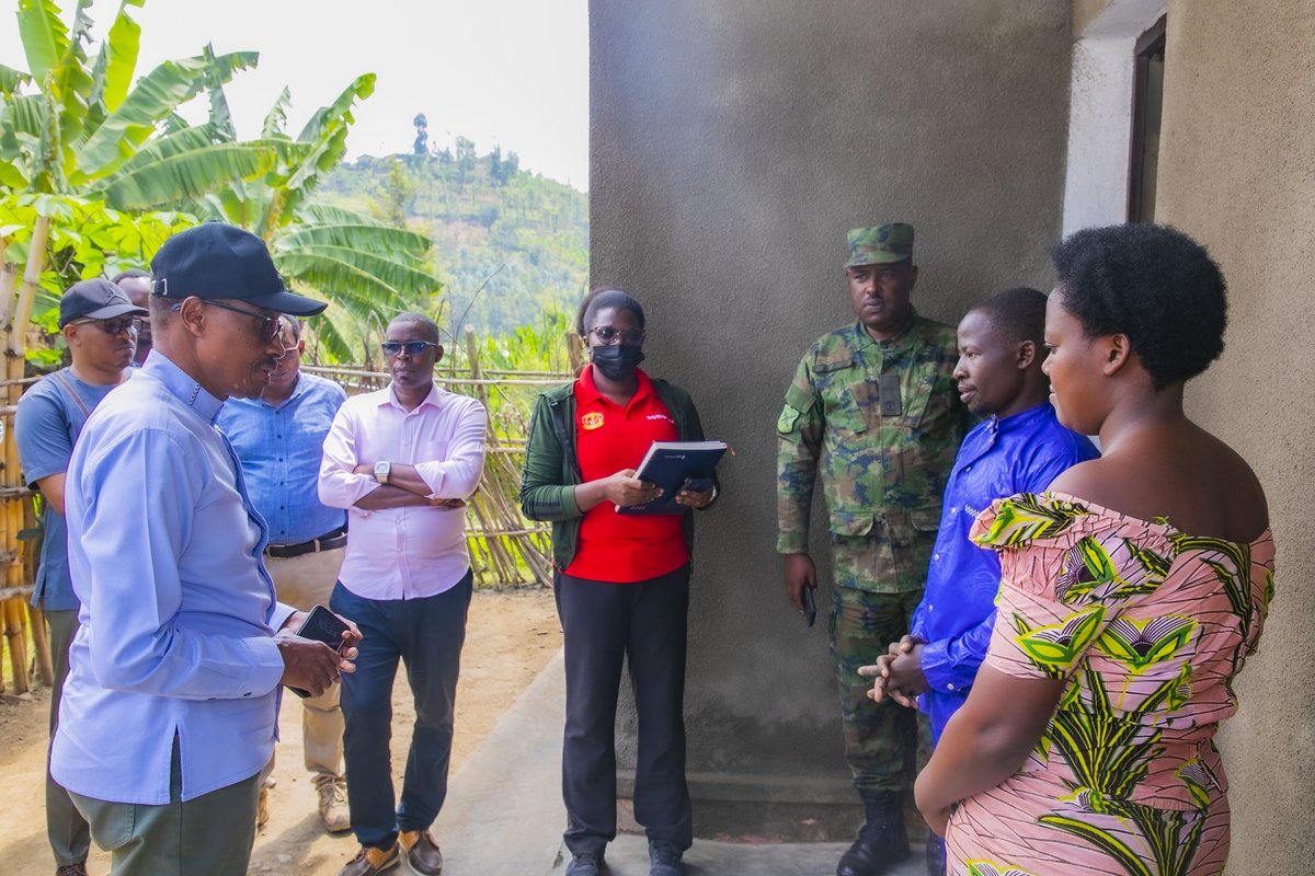 RwandaEmergency's tweet photo. Uyu munsi Minisitiri Maj. Gen. (Rtd) Albert Murasira yagiranye ibiganiro na Komite y’Imicungire y’Ibiza mu Karere ka Karongi, haganirwa uko @KarongiDistr gahagaze mu micungire y’ibiza no kuri gahunda yo kubakira abasenyewe n’ibiza binyuze mu mushinga CERC, asura umwe mu miryango yubakiwe inzu muri iyi gahunda.

Yasabye Ubuyobozi bw’Akarere gukomeza gukora ubukangurambaga bwo gukumira no kwirinda ingaruka z’ibiza no gukangurira abahinzi n’aborozi kugira ubwishingizi bw’ibihingwa n’amatungo yabo.