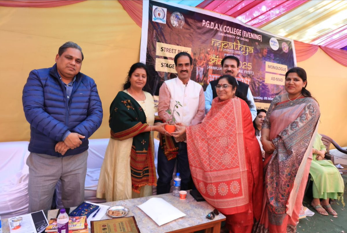 Judging Nepathya's Street play @  Drama fest.Some laudable themes  were - Inferiority  Complex , Trauma of  Visually Handicapped , Whistle blowing  ,Grooms on sale , Patriarchy instilling  misogynism in Indian society ...Brilliant performances all round 
facebook.com/share/p/15Aj3R…