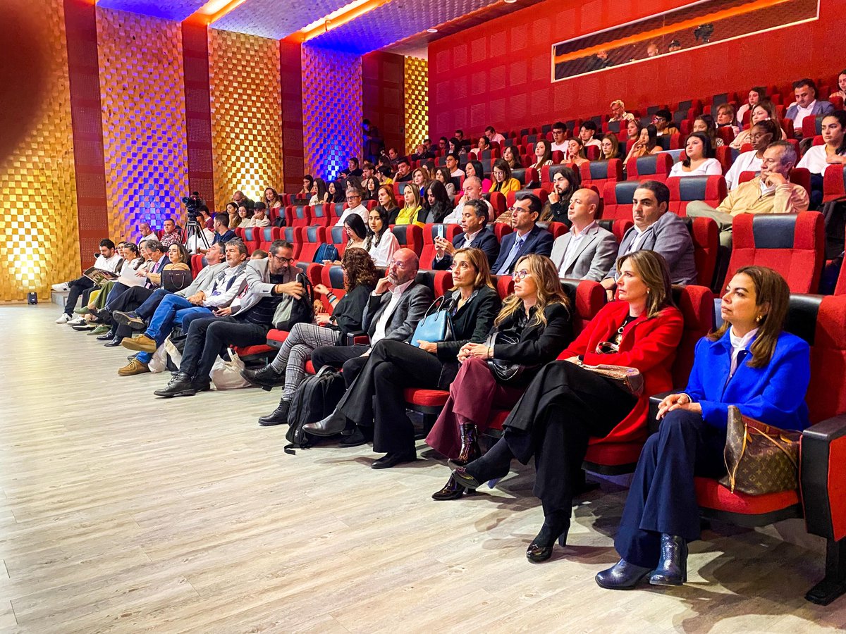 Inicia el evento promovido por el Grupo Bolívar donde se contará con ejes temáticos como el rol del periodismo en la defensa de la democracia y la verdad, así como la discusión sobre la ausencia de editores y el riesgo de informar sin filtro.

youtube.com/live/uzN3qxReE…