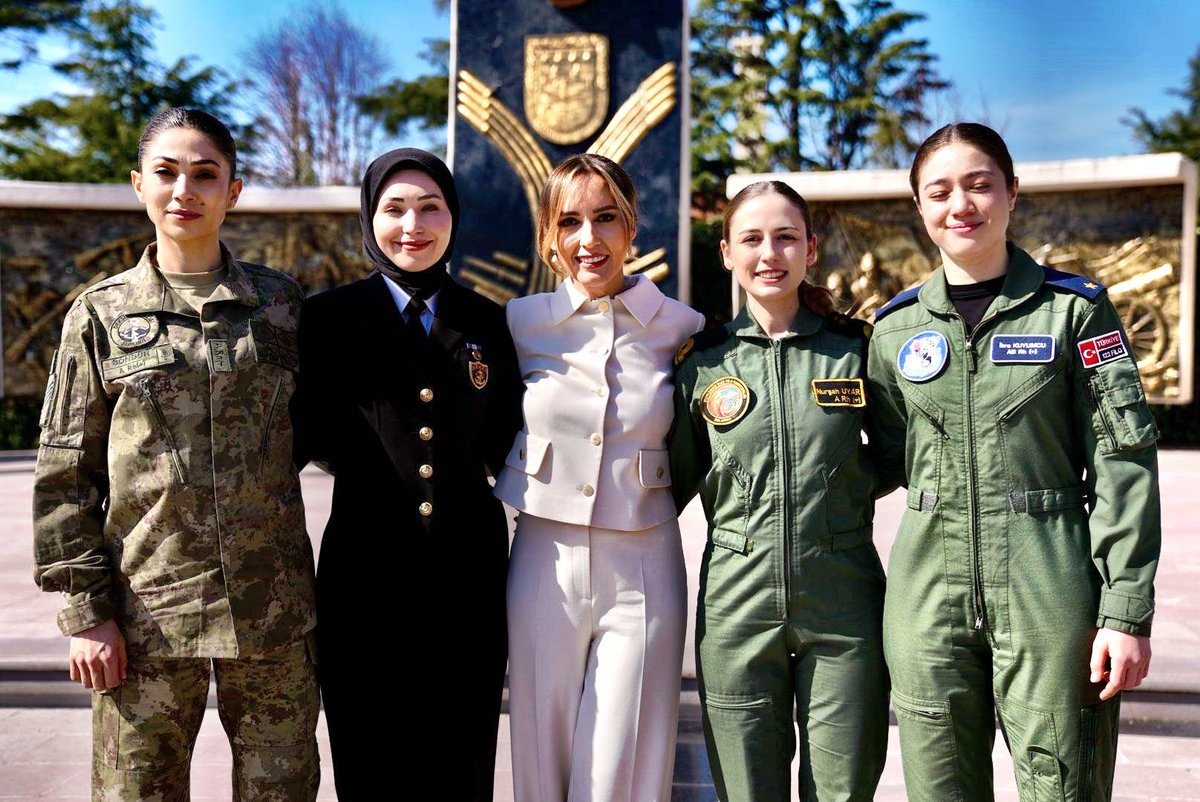 Türk kadını güçlüdür, fedakardır, zekidir. 8 Mart Dünya Kadınlar Günü'nde TSK’nın çok kıymetli kadın komutanlarıyla tanıştıracağım sizi. Genç yaşta nice başarılara imza atmışlar. Hikayelerini dinlerken göğsünüz kabaracak, gurur duyacaksınız. Tüm kadınlarına ilham olması dileğiyle