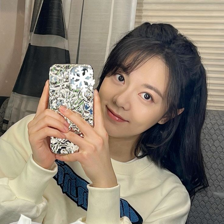 ♡. Walaupun suka ghoib, ada yang mau temenan sama aku? 🥲