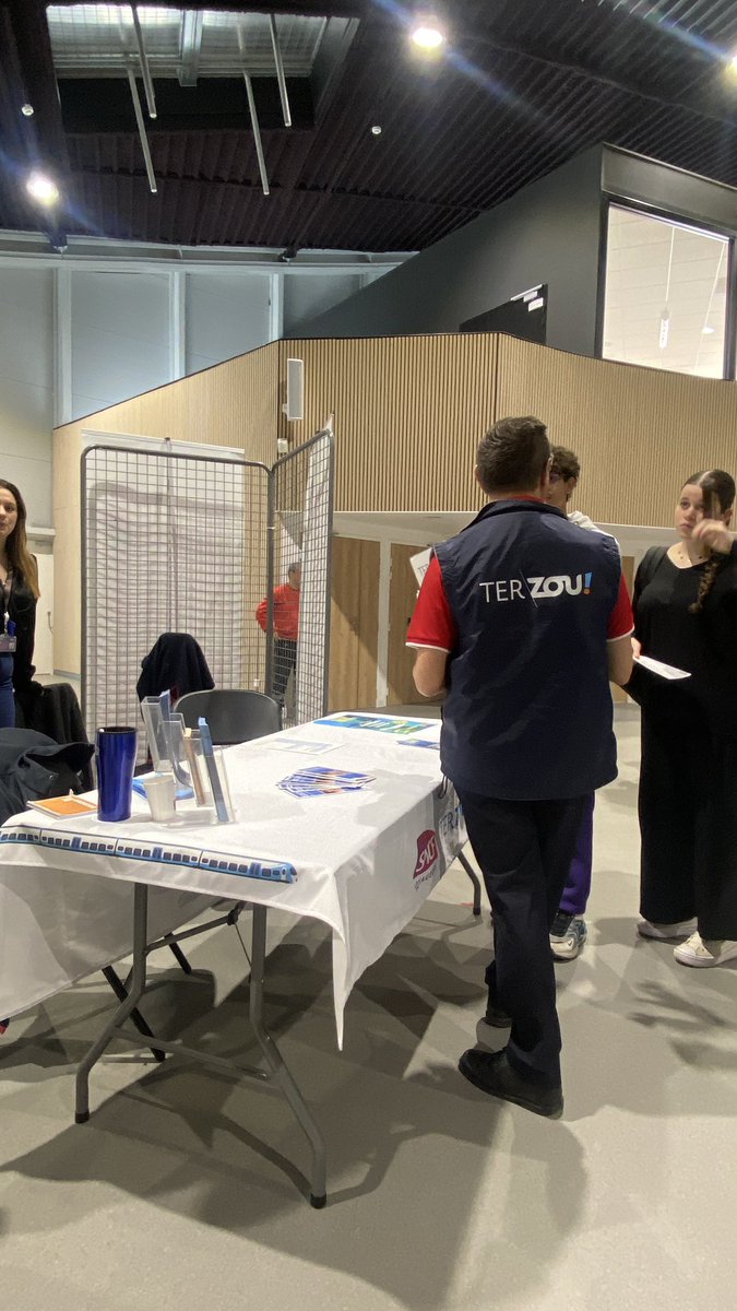BernardAndrine's tweet photo. 📍Aujourd’hui, @TERSUD_SNCF est présent au forum de l’emploi à Miramas pour accueillir les étudiants et leur présenter les offres disponibles ainsi que le Pass Zou Etudes.
Retrouvez aussi l’équipe au forum de l’emploi de Miramas le 26 mars prochain à la salle des fêtes Tristani. https://t.co/uyEGJfSJPs