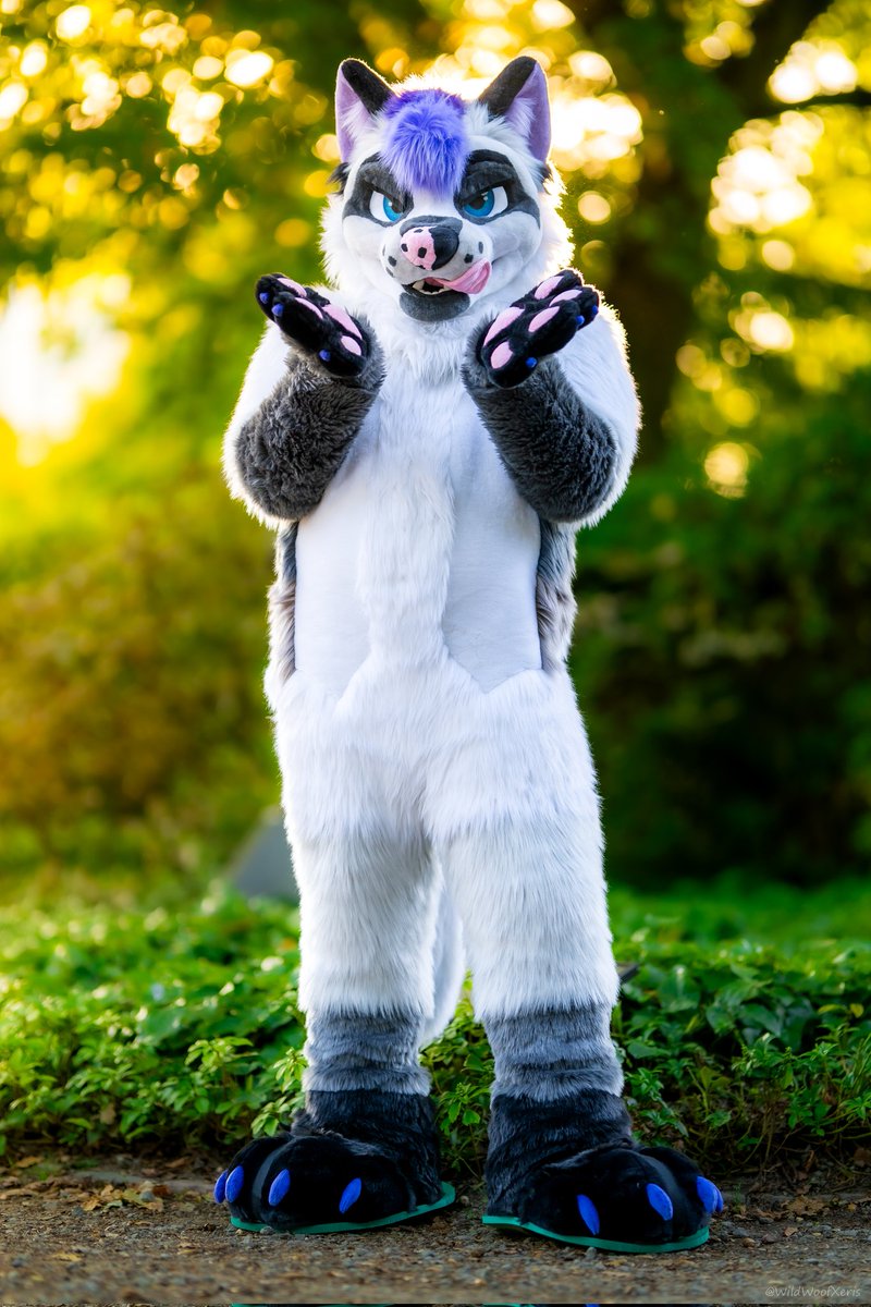 Kisses to ya'll on this nice and lovely #FursuitFriday