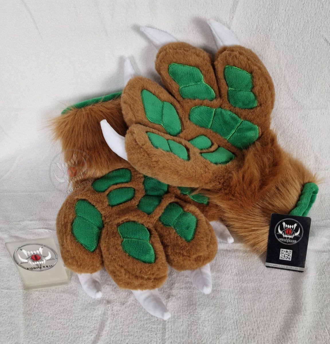 And the last batch of dragon paws!

#fursuit #fursuitpaws #fursuitmaking #handpaws