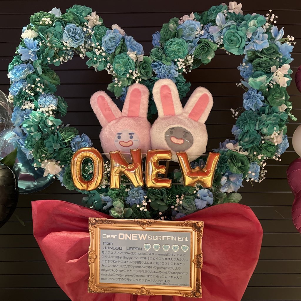 px_xd_'s tweet photo. 💎3/7オニュさんの「#オンユの春うた」スタンド花企画🌸🎈🐰🪻
ご賛同頂いたみなさんのお名前を画像でも改めて。
本当にありがとうございました😭
実物をわたしも初めて観てちょっと感動して泣きそうでした。
オニュさんと1周年のグリフィンさんへ！
オンユの春うた、定期イベントにしてほしいです😭 https://t.co/7q6UD8lbCt