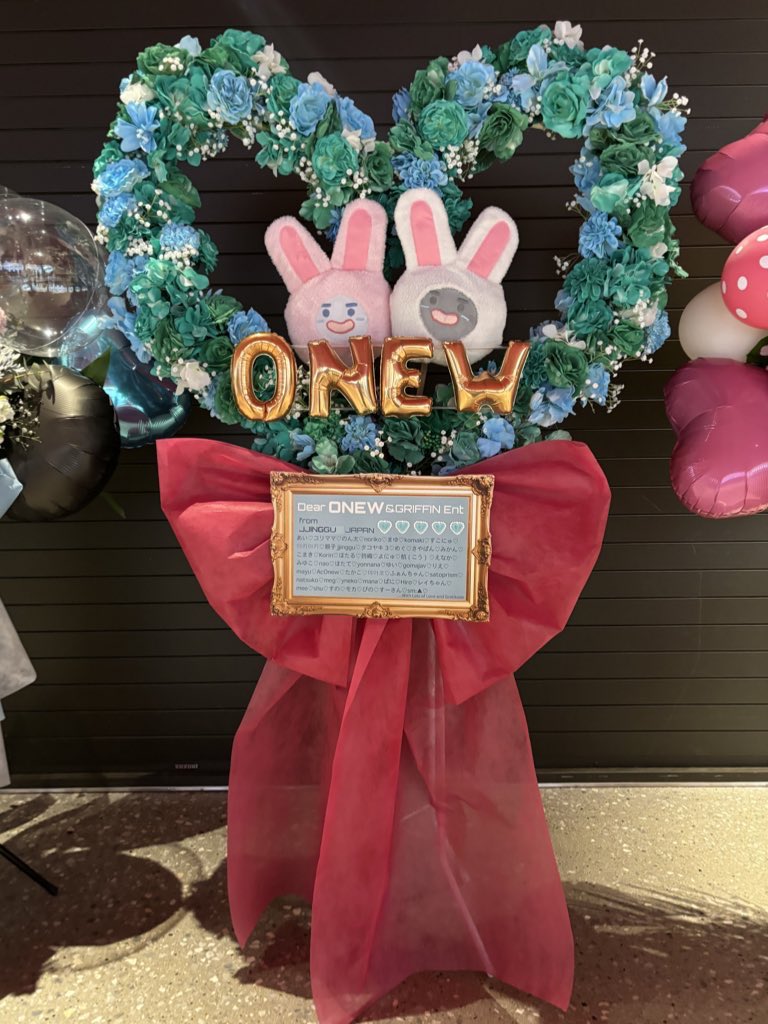 px_xd_'s tweet photo. 💎3/7オニュさんの「#オンユの春うた」スタンド花企画🌸🎈🐰🪻
ご賛同頂いたみなさんのお名前を画像でも改めて。
本当にありがとうございました😭
実物をわたしも初めて観てちょっと感動して泣きそうでした。
オニュさんと1周年のグリフィンさんへ！
オンユの春うた、定期イベントにしてほしいです😭 https://t.co/7q6UD8lbCt