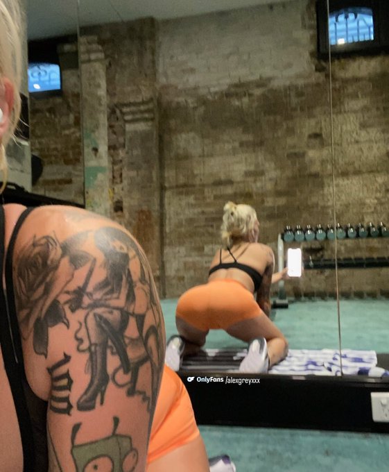 On all fours for an early morning sweat sesh ?? Care to join me? https://t.co/UVZ8lVVig3