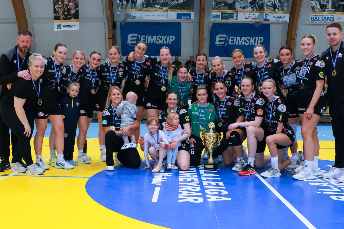 KA/Þór varð nýverið deildarmeistari Grill 66 deildar kvenna. KA/Þór hefur spilað frábærlega í vetur og hefur liðið unnið 14 leiki og gert tvö jafntefli þegar tvær umferðir eru eftir. 

KA/Þór mætir því á næsta tímabili í Olísdeild kvenna.

Til hamingju KA/Þór