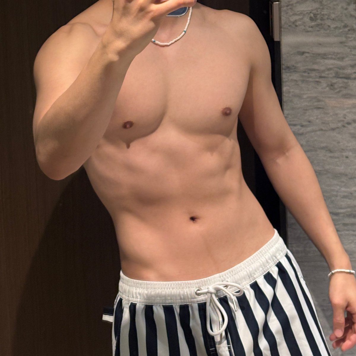 I'm in Singapore now and there are soooo many white daddies in suit ready to colonize me😮‍💨😮‍💨