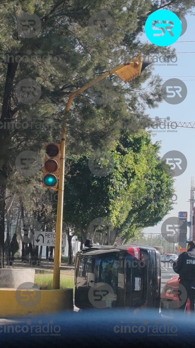 laredcincoradio's tweet image. 🚗|| Auto volcado en el Bulevar del Niño Poblano, a la altura del crucero hacia la rueda con sentido a Angelópolis.  Se recomienda manejar con precaución, ya que la zona podría estar afectada. #Accidente #Tráfico #Angelopolis