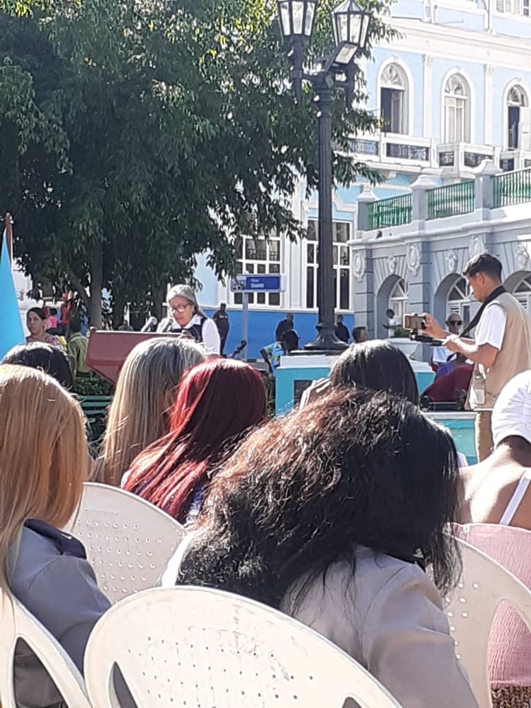 Digna representación de #ETECSA_Santiago, en el Acto Provincial en saludo al Día Internacional de la Mujer, a través de nuestra querida Isenia Leyva Pablos; ejemplo de cuadro y de consagración al trabajo. Felicidades para todas nuestras mujeres en este día.
#MujeresEnRevolucion