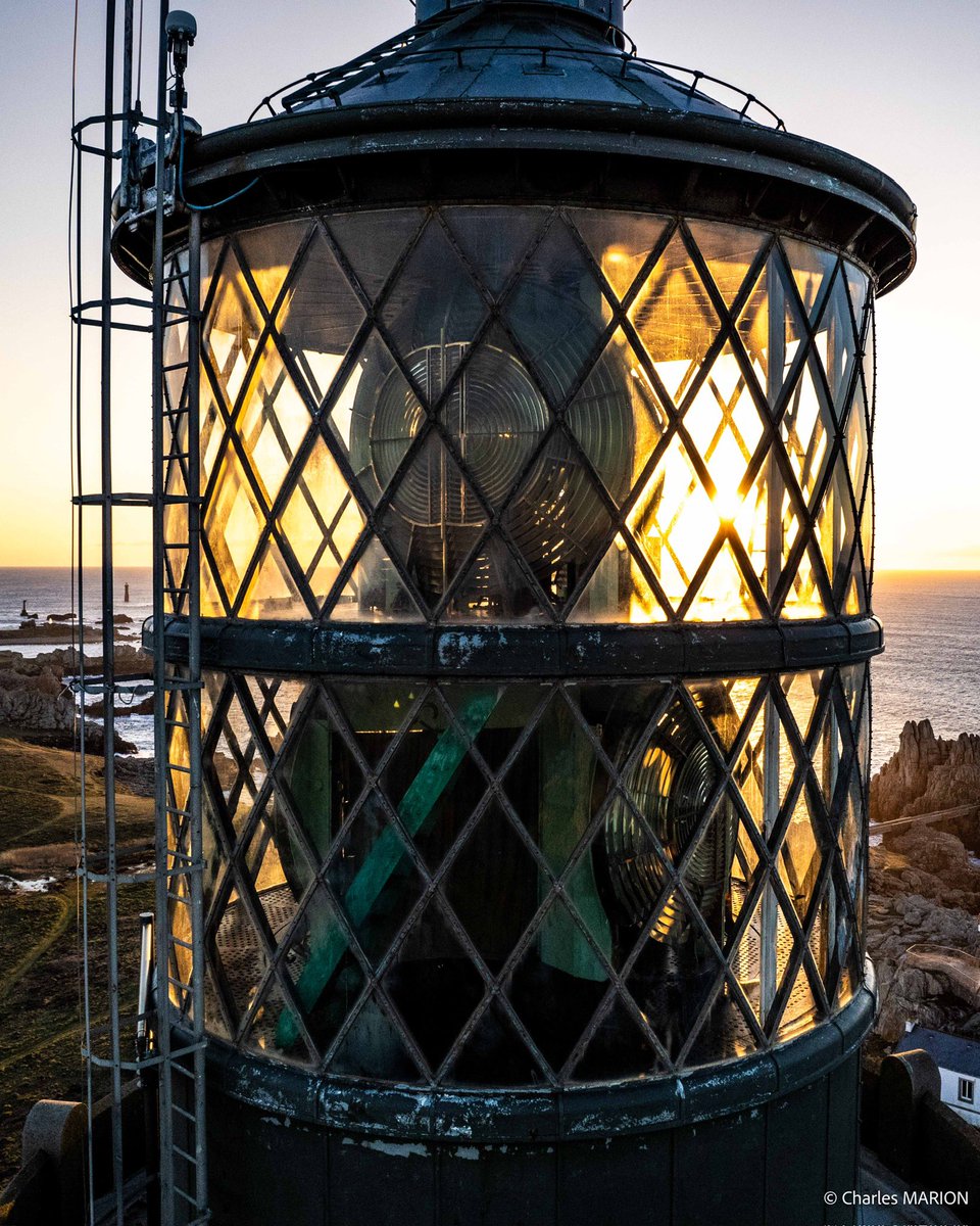 Le phare du Creac’h a été allumé le 19 décembre 1863. 

Son feu, haut de 54 mètres, a une portée d’environ 51 km. 

Il est l’un des phares les plus puissants au monde. 

©️C.Marion

#ouessant #lecreach #creach #finistere #bretagne