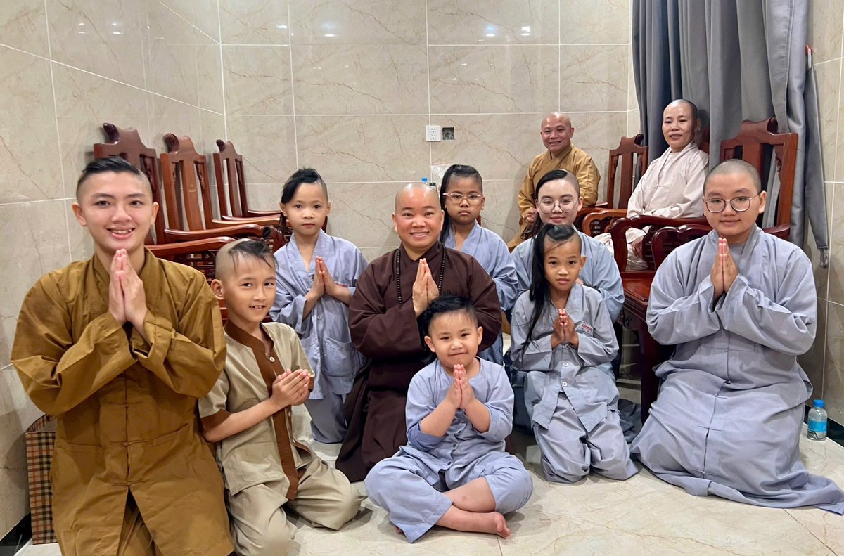 ThichTamTri's tweet photo. 光陰矢の如し
９年前、妊娠中の元留学生を支援しました。出産を見届けてから２か月後、彼女を入管に出頭させ、ベトナム大使館でパスポートを手配し、母子は無事に帰国しました。あれから９年、当時の赤ちゃんは実姉の寺院で立派に成長しました。スー君です。 https://t.co/8n8oTXLlDz
