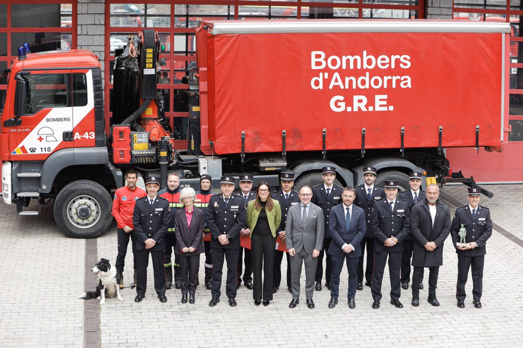 Policia Andorra (@andorra_policia) on Twitter photo 👏 Moltes felicitats, companys i companyes de <a href="/BombersAndorra/">Bombers d'Andorra</a> per la celebració del vostre patró.
Ha estat un plaer poder acompanyar-vos en el vostre dia. 👏 Moltes felicitats, companys i companyes de <a href="/BombersAndorra/">Bombers d'Andorra</a> per la celebració del vostre patró.
Ha estat un plaer poder acompanyar-vos en el vostre dia.