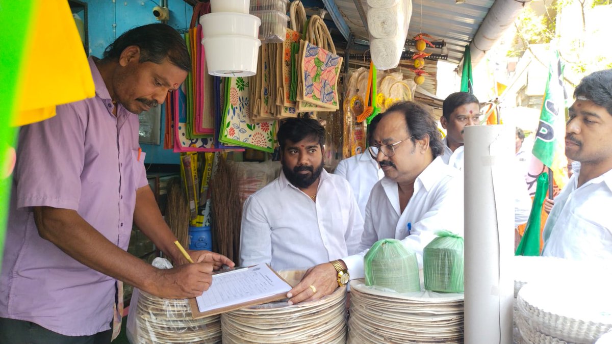 pencil8832's tweet photo. நம் தலைவர் அண்ணன் @annamalai_k அவர்கள் முழங்கிய "சமக்கல்வி எங்கள் உரிமை"  என்ற முழக்கம் இன்று மாநிலத் துணைத் தலைவர் @RCPK_Official அவர்களுடன��� பட்டிதொட்டி எங்கும்  பொதுமக்கள் தன்னெழுச்சியாக கையெழுத்து இயக்கத்திற்கு ஆதரவு அளித்த தருணம்!

வடசென்னை கிழக்கு

@BJP4TamilNadu @BJP4India https://t.co/LgaL5ITCG8
