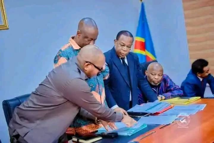 J'espère selon moi,nos politiciens doivent plus se préoccuper sur l'intégrité territoriale que sur le partage des postes. Plus Questions de ça et c'est décevant. 
<a href="/ilanga_amida/">Amida ilanga</a> <a href="/PRO_UNIFIES/">PROGRESSISTES UNIFIES</a> <a href="/PhilKayinga/">PHIL KAYINGA</a> @Bev_TSHIMINYI <a href="/FistonMutombo19/">Fiston Mutombo</a> <a href="/rodrick_ivon/">HON IVON KABUATA RODRICK</a>