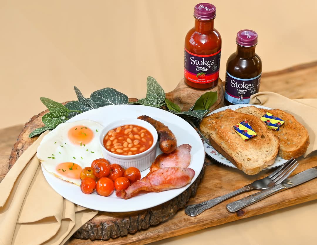 A full English breakfast is a treat anytime. Crisp bacon, sausages, eggs just how you like them, baked beans, grilled tomatoes, and toast with butter. Round off with a nice cup of tea, barista coffee, or fresh juice.
#breakfast #breakfastideas #fullenglish #fullenglishbreakfast
