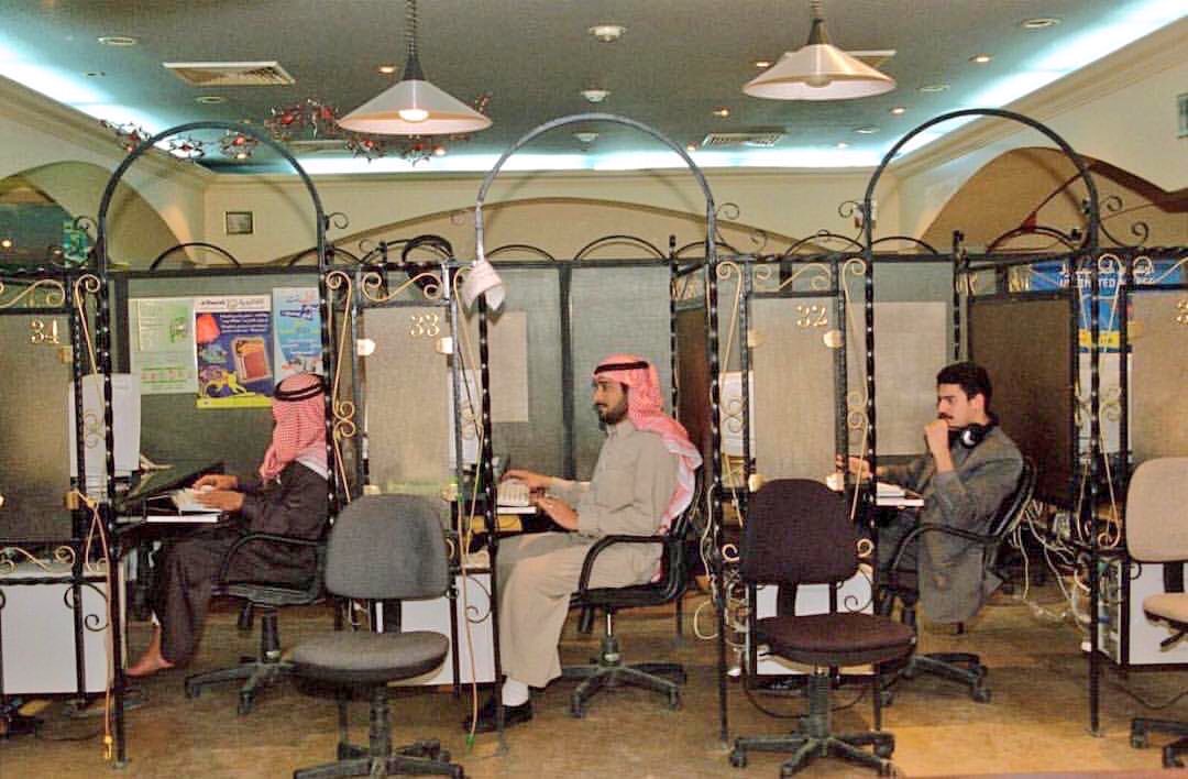 أول حضور لشبكة "الأنترنيت" عام (١٤١٧) الموافق (١٩٩٧) كان عبر مقاهي "الكفي شوب" وبدأت في الرياض بثلاثة مقاهي هي:
- رنديفو 
(شارع الثلاثين بالعليا)

- عربيوتر 
(طريق الملك عبدالعزيز)

- أُكسجين
 (طريق الملك عبدالله)