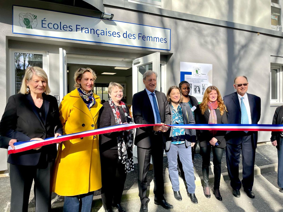 tillyarmelle's tweet image. Dans le cadre de la Journée internationale des droits des femmes, Georges Siffredi, Président du Département des @hautsdeseinefr et @MHAmiable, Maire de @VilledeBagneux ont inauguré une 7ème #ÉcoleFrançaiseDesFemmes aux côtés de Bénédicte de Kerprigent, Directrice de l institut92