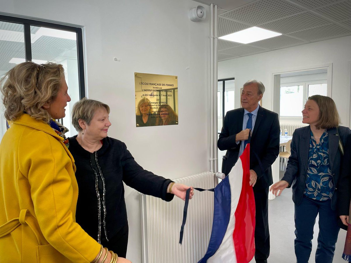 tillyarmelle's tweet image. Dans le cadre de la Journée internationale des droits des femmes, Georges Siffredi, Président du Département des @hautsdeseinefr et @MHAmiable, Maire de @VilledeBagneux ont inauguré une 7ème #ÉcoleFrançaiseDesFemmes aux côtés de Bénédicte de Kerprigent, Directrice de l institut92