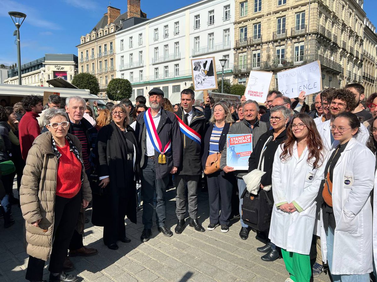 Gpe_EcoloSocial's tweet image. ✊ Nos député·es étaient présents aujourd'hui dans plusieurs villes de France pour exprimer leur soutien aux scientifiques américains, et défendre la science face à la montée de la désinformation et des attaques contre la recherche et l'université !

#StandUpForScience