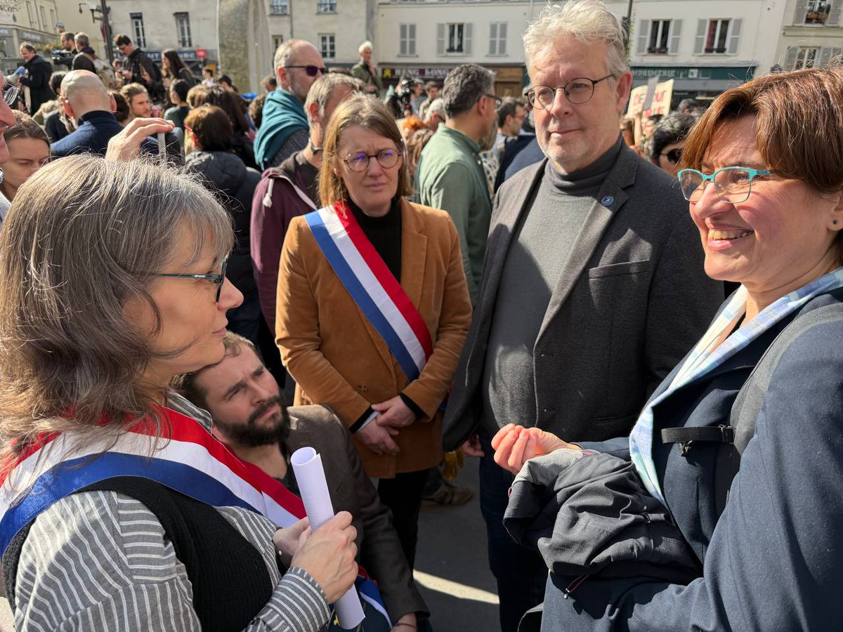 Gpe_EcoloSocial's tweet image. ✊ Nos député·es étaient présents aujourd'hui dans plusieurs villes de France pour exprimer leur soutien aux scientifiques américains, et défendre la science face à la montée de la désinformation et des attaques contre la recherche et l'université !

#StandUpForScience