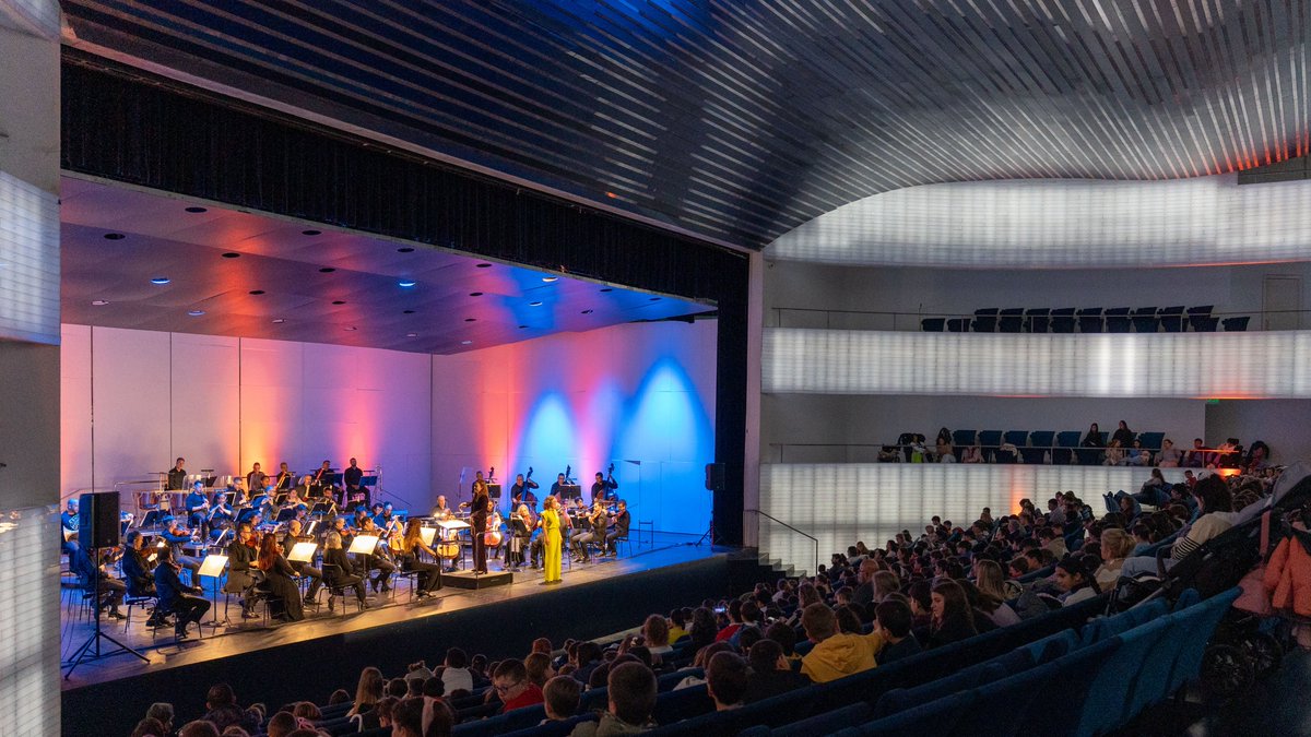 Lara Diloy (@laradiloy) on Twitter photo Qué felicidad llevar esta historia a los escolares junto a la <a href="/FundacionOex/">Orquesta de Extremadura</a> en la semana del #DíaInternacionalDeLaMujer.
Gracias a Belén Otxotorena por dar vida a Leonora, a los músicos por su entrega y a cada peque por escuchar con tanta emoción. 🎶💜 Qué felicidad llevar esta historia a los escolares junto a la <a href="/FundacionOex/">Orquesta de Extremadura</a> en la semana del #DíaInternacionalDeLaMujer.
Gracias a Belén Otxotorena por dar vida a Leonora, a los músicos por su entrega y a cada peque por escuchar con tanta emoción. 🎶💜