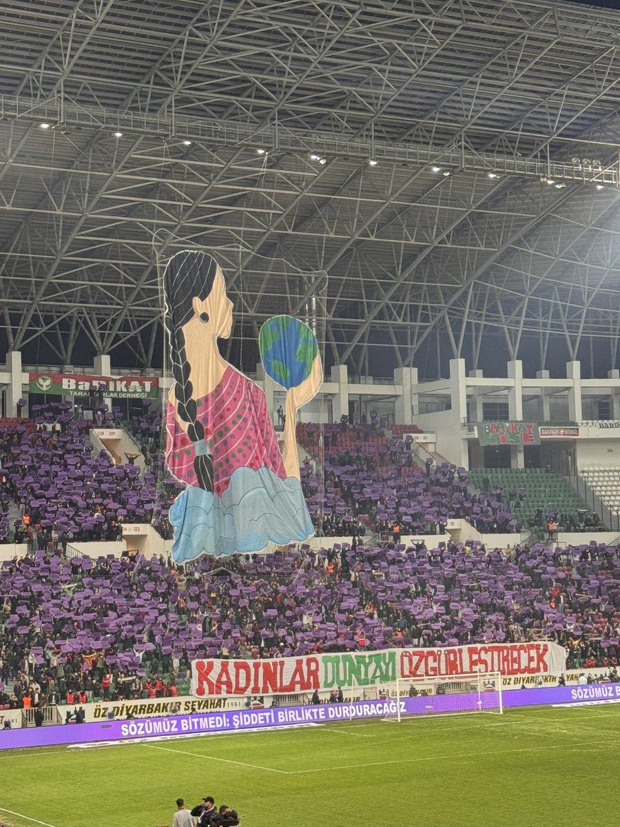 eylan36545199's tweet photo. Kulilk vedibin li şope destên me...
8 tê adarê 
Roja jinên kedkar
Piroz be ☀️💜
#8AdarePirozBe https://t.co/nPFPZGAYAK