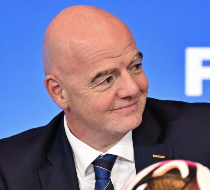 cryptorover's tweet photo. 💥BREAKING: 

FIFA TO LAUNCH AN OWN TOKEN. 

JUST REVEALED AT CRYPTO SUMMIT! https://t.co/TZmX8Fy12Z