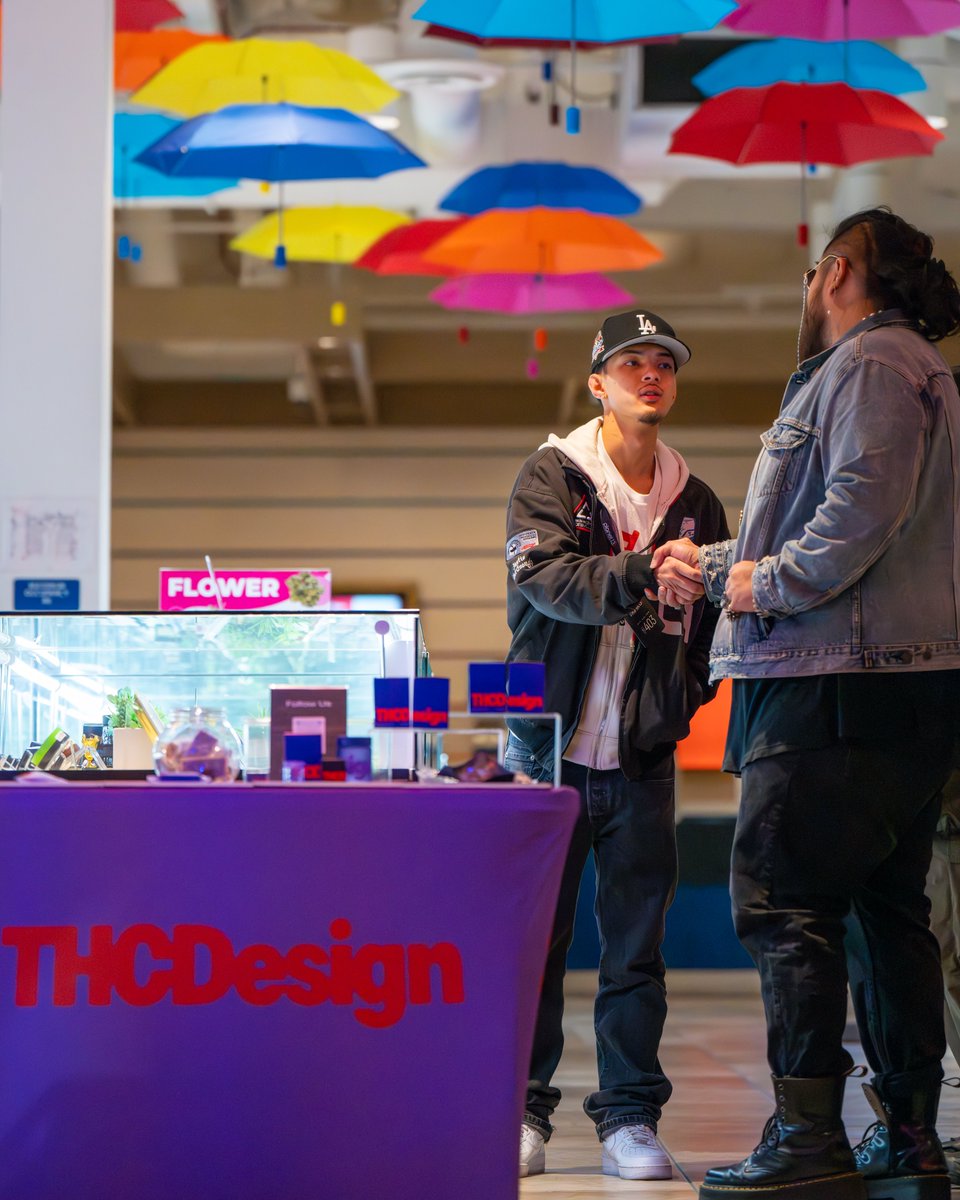 Planet13OC's tweet image. 🚨 It’s Friday, y’all! 🚨
We always love it when @_THCDesign shows up at the shop! Catch Yuri NEXT Friday at their PAD on the 14th from 1-3pm for exclusive deals on their fire products 🔥💨

Peep the vibes from their last visit. 
#StayLifted #THCDesign #FridayPlans @ShopPlanet13