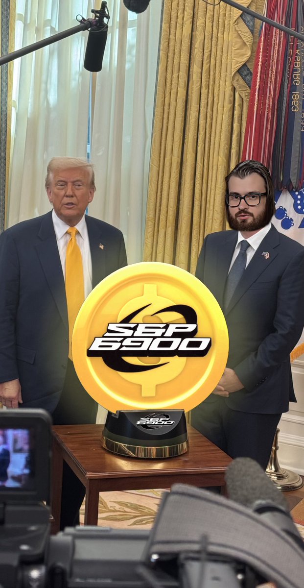 BREAKING: <a href="/MustStopMurad/">Murad 💹🧲</a> gifts President Trump one SPX6900 token. Trump says, "That coin may be worth more than the $SPX in the end."