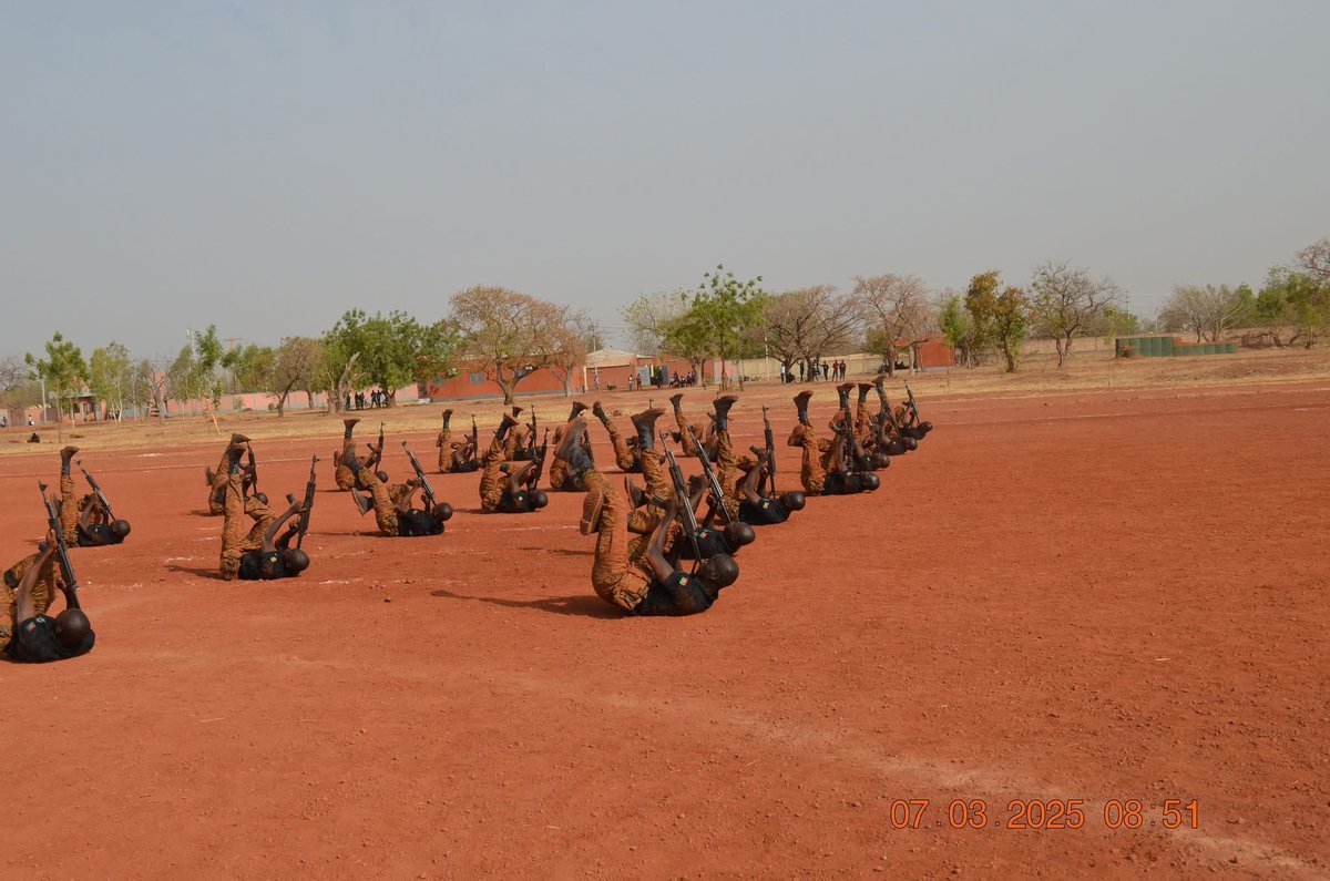 L_Activiste226's tweet image. #New226| #BurkinaFaso🇧🇫‼️🚫⛔️ : 

#822 futurs #soldats (#VDP) de la Boucle du Mouhoun prêts à servir la patrie avec honneur et dévouement . 

Le Centre Régional d’Instruction de la 5ᵉ Région Militaire a récemment célébré la fin de formation de 822 Volontaires pour la Défense de