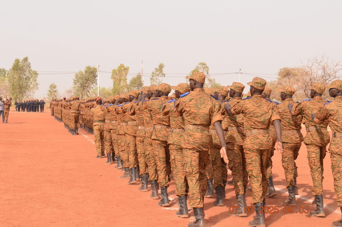 L_Activiste226's tweet image. #New226| #BurkinaFaso🇧🇫‼️🚫⛔️ : 

#822 futurs #soldats (#VDP) de la Boucle du Mouhoun prêts à servir la patrie avec honneur et dévouement . 

Le Centre Régional d’Instruction de la 5ᵉ Région Militaire a récemment célébré la fin de formation de 822 Volontaires pour la Défense de