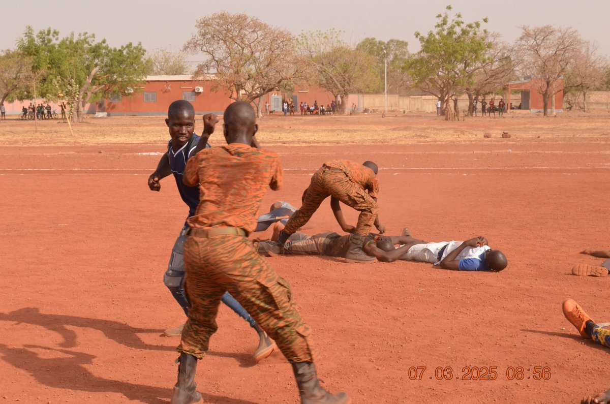 L_Activiste226's tweet image. #New226| #BurkinaFaso🇧🇫‼️🚫⛔️ : 

#822 futurs #soldats (#VDP) de la Boucle du Mouhoun prêts à servir la patrie avec honneur et dévouement . 

Le Centre Régional d’Instruction de la 5ᵉ Région Militaire a récemment célébré la fin de formation de 822 Volontaires pour la Défense de