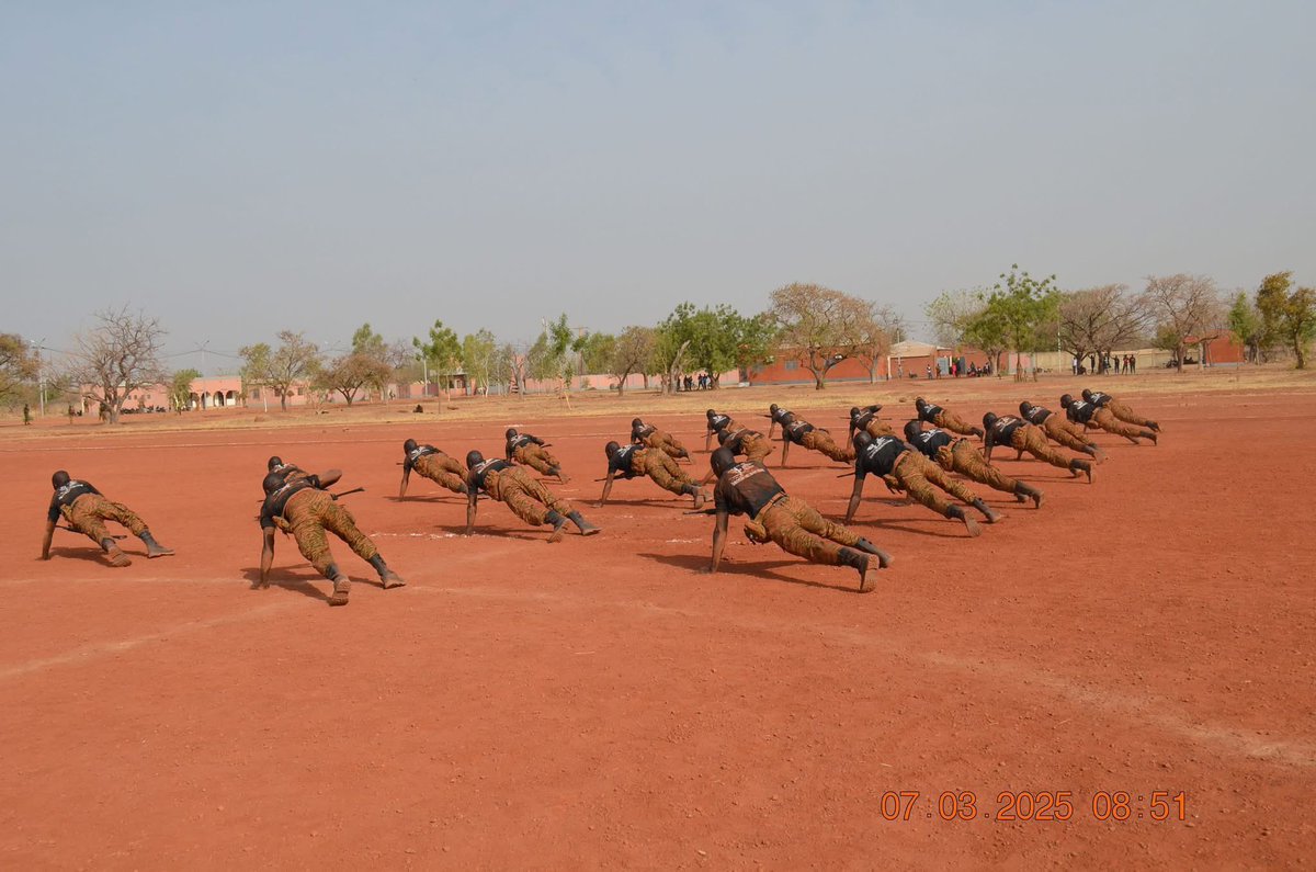 L_Activiste226's tweet image. #New226| #BurkinaFaso🇧🇫‼️🚫⛔️ : 

#822 futurs #soldats (#VDP) de la Boucle du Mouhoun prêts à servir la patrie avec honneur et dévouement . 

Le Centre Régional d’Instruction de la 5ᵉ Région Militaire a récemment célébré la fin de formation de 822 Volontaires pour la Défense de