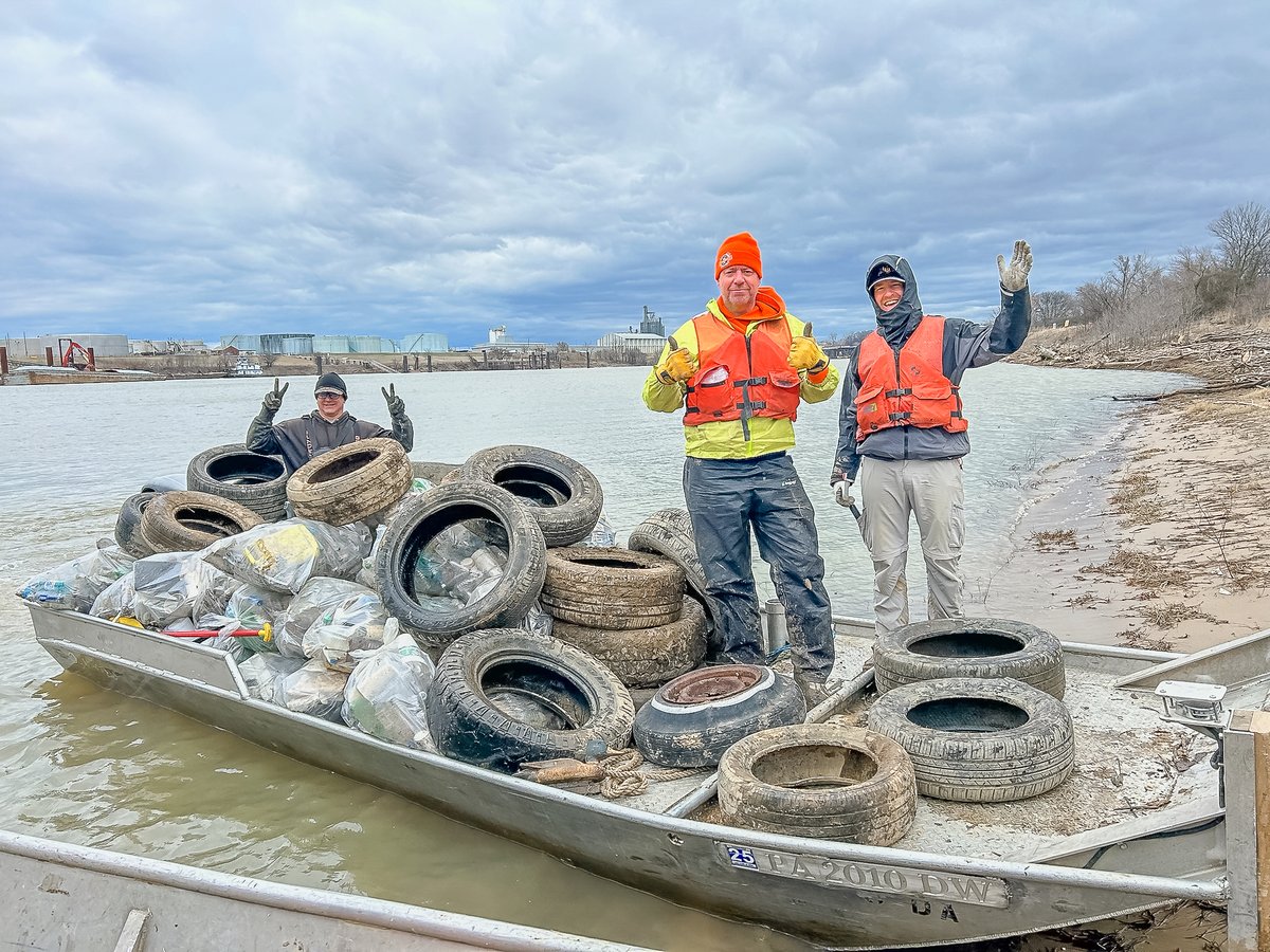 LLandW's tweet image. The results are in, and thanks to 38 volunteers, we were able to remove 42,820 pounds of garbage from McKellar Lake in Memphis, TN, in just 3.5 days! 💪

And we're just getting started!

#livinglandsandwaters #rivercleanup #alternativespringbreak #memphis