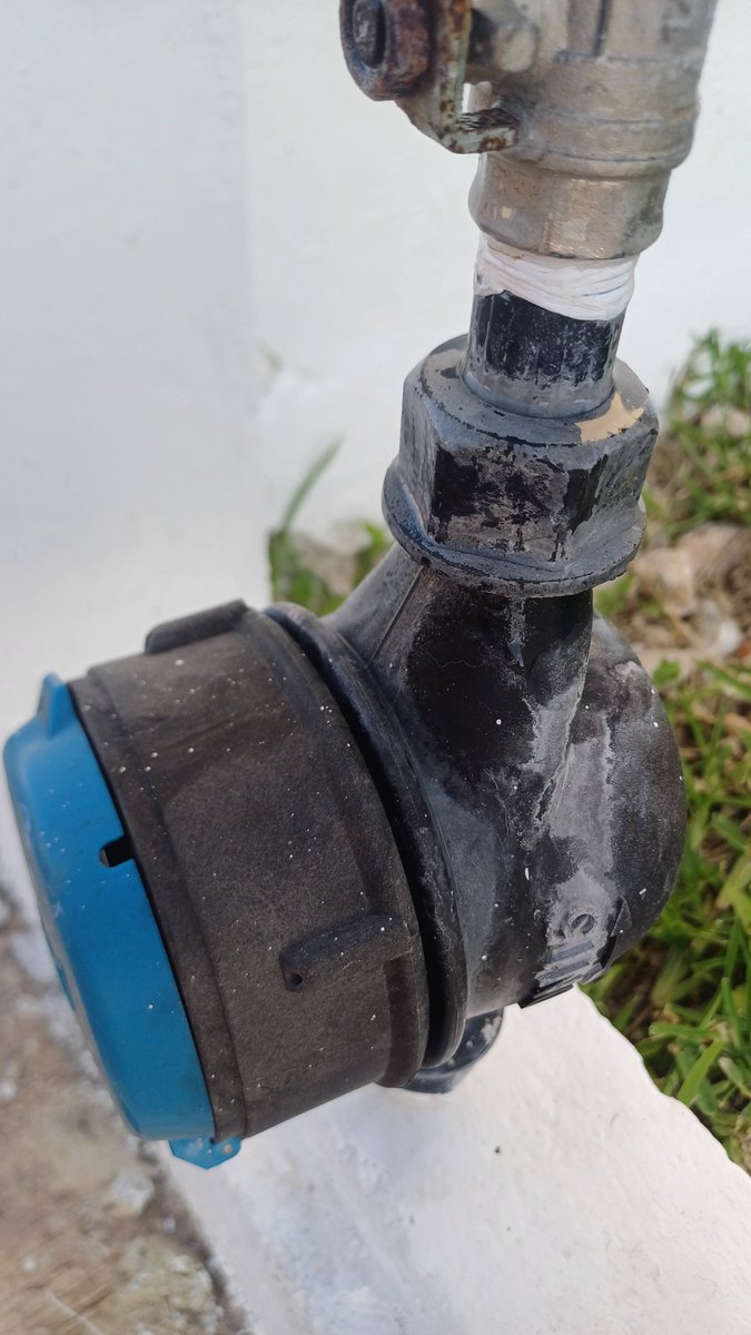 alemrivero's tweet photo. @JAPAYOficial Buenas tardes, tenemos una fuga de agua en el tubo del medidor y quisiera saber si ustedes vienen a arreglarlo? Antes de que se filtre más. Es en la pieza donde circulé de amarillo la primer foto. https://t.co/zxTwe2pBgt