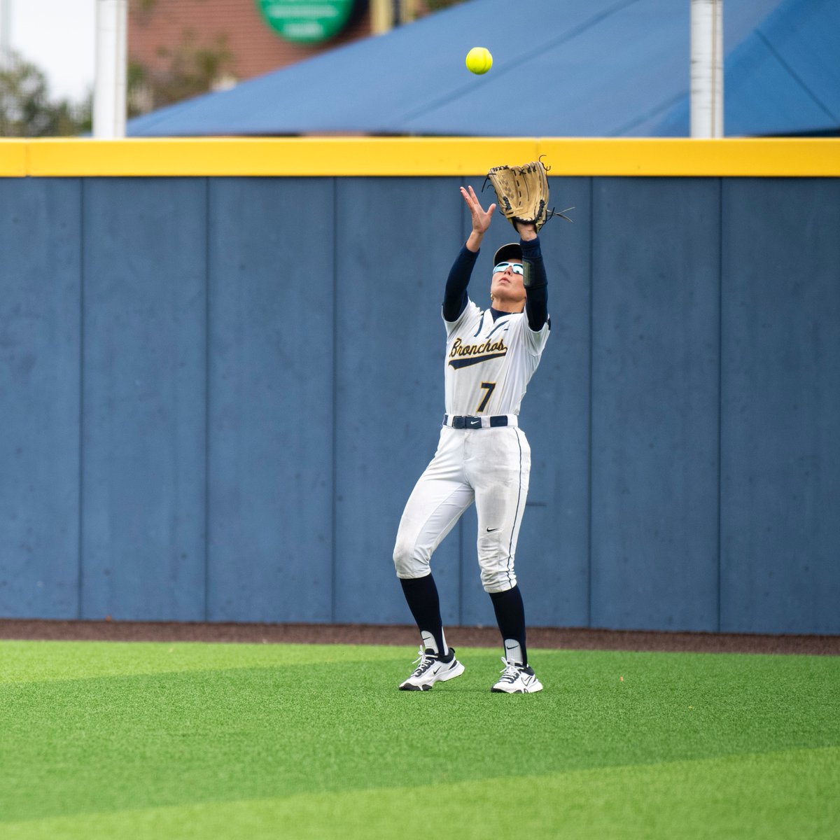 Central Oklahoma trails Pitt State 2-1 through four innings.

<a href="/UCOSoftball/">UCOSoftball</a> x #RollChos