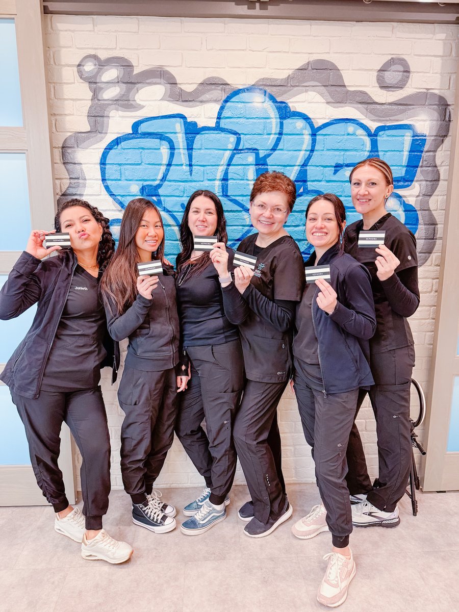 Bozekonthego's tweet image. Celebrating Dental Assistants Week 💙
The reassuring smile that calms nervous patients, turning every visit into a positive experience and the extra set of hands that keeps everything running smoothly.

#smilesbybozek #dentalassistantsweek #DARW