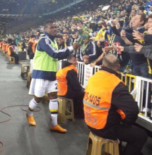 8 mart 2015.. emenike kadınlar gününde erkek taraftarlara çiçek veriyor