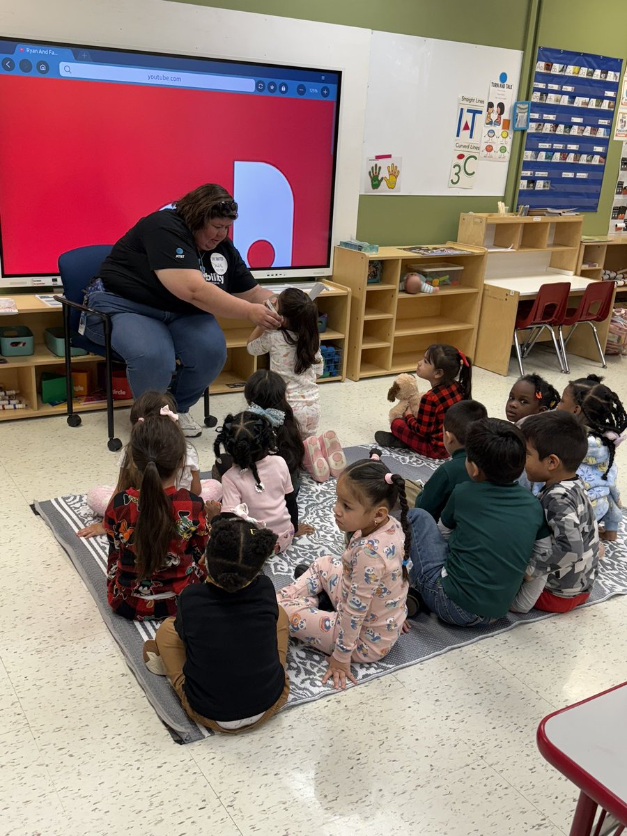 Thank you to United Way and volunteers from Santander Consumer USA, Northern Trust, Susser Bank, Deloitte, AT&amp;T, Amegy Bank, Corgan, and CBRE for making Reading Day a hit at Hogg New Tech! <a href="/UnitedWay/">United Way</a> #readingday2025 <a href="/DISD_Libraries/">Dallas ISD Libraries</a> <a href="/ElementaryHogg/">Hogg New Tech</a>