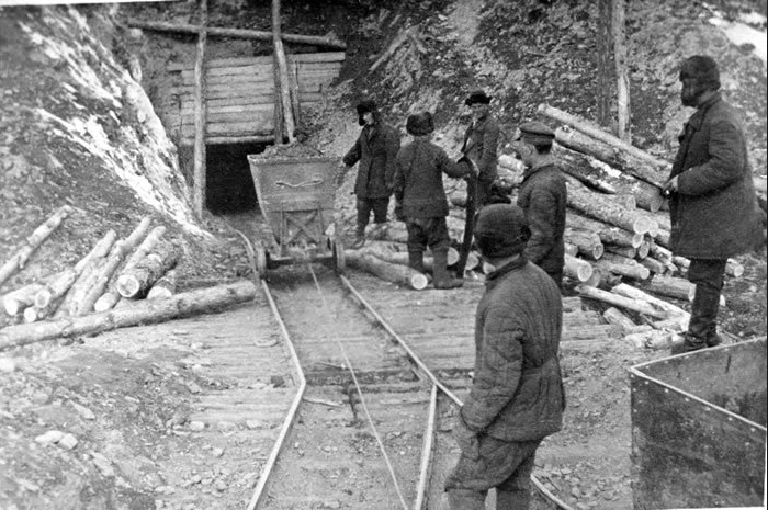 BlogSlovenija's tweet photo. @Slovenec_sem7 Nagnat jih na #prostovoljno #težko #fizično družbenokoristo delo, kjer se bodo ob #delu #plemenitili, revidirali svoja stališča in #pogled na #svet in #domovino https://t.co/O5JAgex5Td