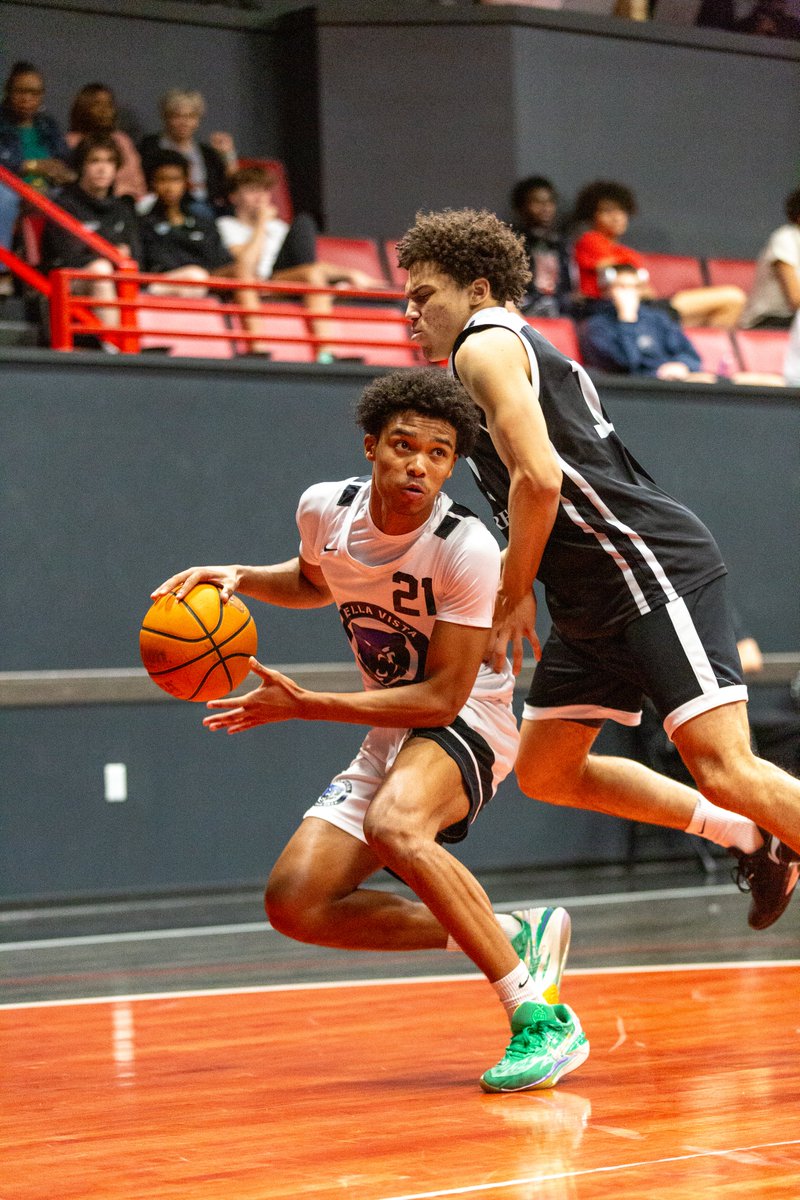 rodgerbohn's tweet photo. At half, CIA @BellaVistaHoops (AZ) up 37-36 on Oak Cliff Faith Family (TX) in #EIBC Finals.  6'5 '27 Lyris Robinson (@LyrisRob1)is on fire with 15 points by my count via a number of deep threes, strong takes to the rack, and mid-range J's via flashes in zone.

📸  @MarkDustPhoto https://t.co/NPFBQpnJ0J