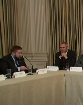 LOL GARLINHOUSE HAS THE CORNER HES NOT EVEN SITTING AT THE TABLE LOL