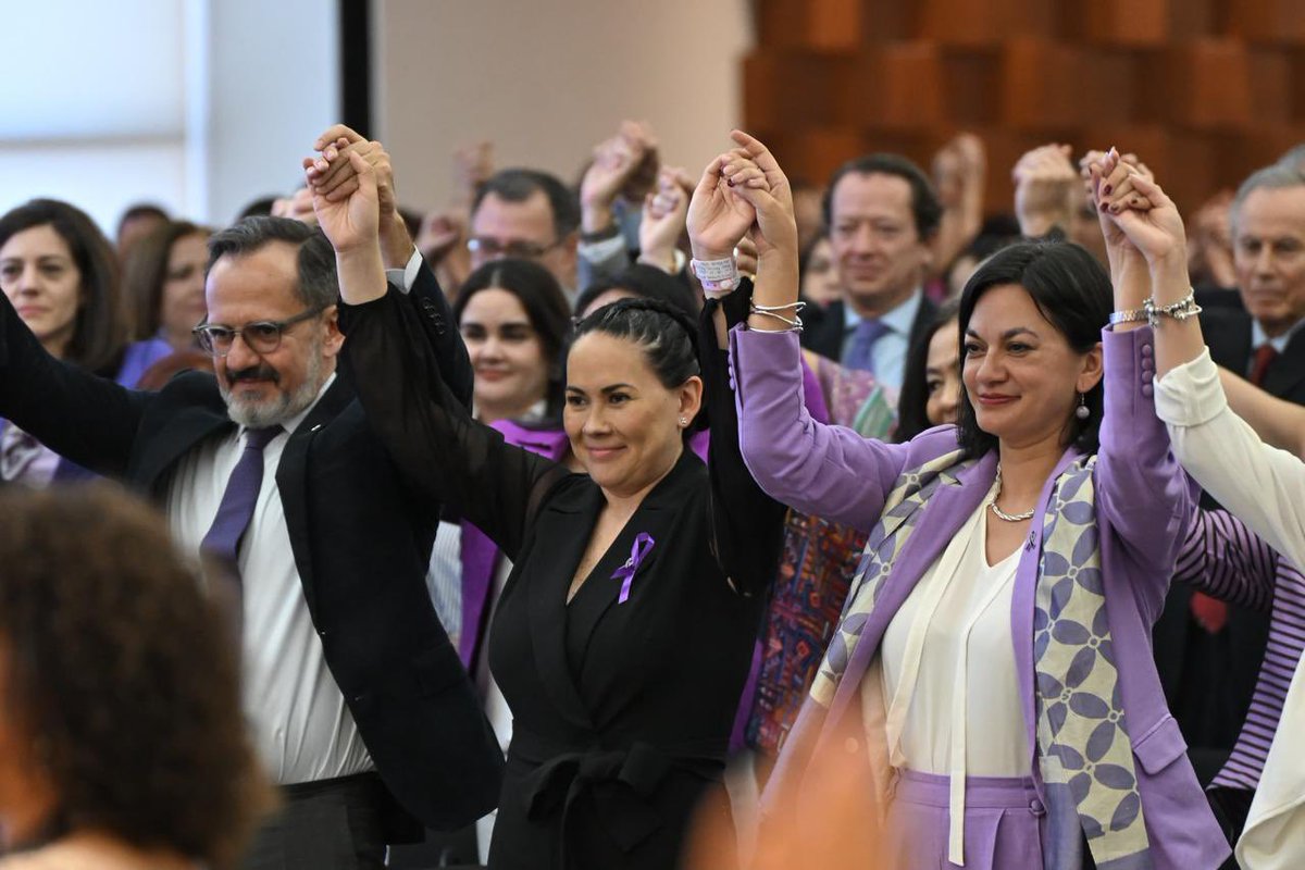 AMEXCID's tweet photo. La directora ejecutiva de la #AMEXCID, @AlejandraDMV, asistió al evento conmemorativo del #8M 🟣presidido por el titular de la @SRE_mx, Juan Ramón de la Fuente, “Caminos para la Igualdad: Mujeres y niñas indígenas en el marco de la Recomendación General 39 de la CEDAW”. 📖
Donde se destacó que la presidenta de 🇲🇽, @Claudia_shein, en un acto de reconocimiento y justicia nombró el 2025 el año de la mujer indígena.