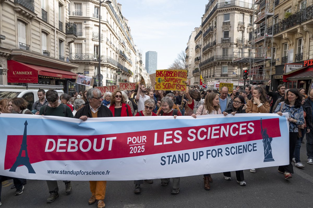 Forte mobilisation #StandUpForScience dans les rues de Paris aujourd’hui pour défendre la recherche scientifique, la liberté académique et la place des sciences comme piliers de la démocratie. 
Contre les attaques et les régressions autoritaires, les universitaires font front.